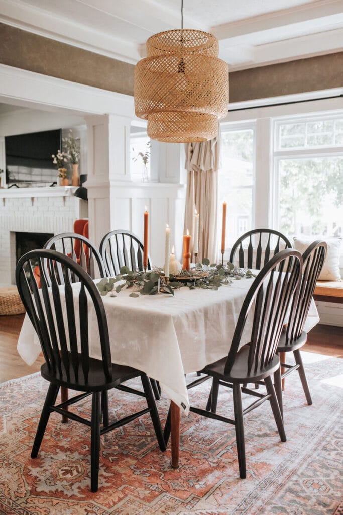 Beautiful table design with a flower bouquet and a natural linen tablecloth.